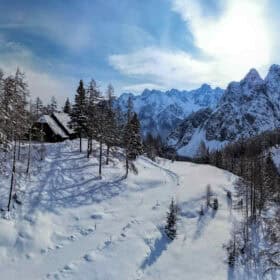 En åben alpehytte året rundt ved Vršič-passet i Slovenien